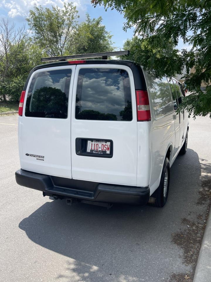 2011 Chevrolet Express Cargo Van HEAVY DUTY 1 TON  ONLY 185,000 KMS - Photo #4