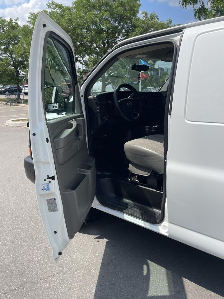 2011 Chevrolet Express Cargo Van HEAVY DUTY 1 TON  ONLY 185,000 KMS - Photo #6