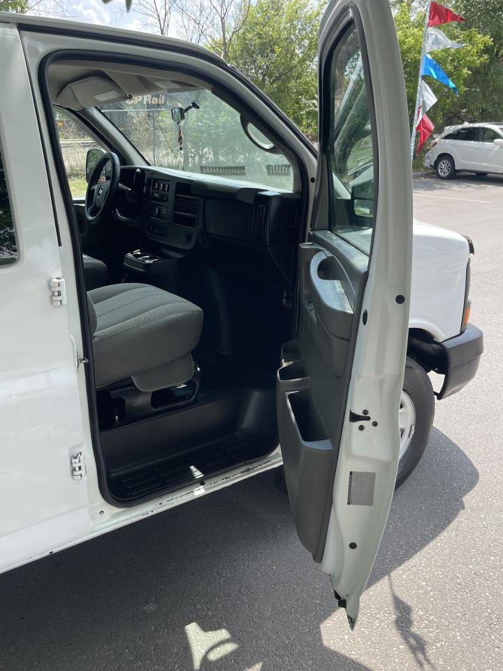 2011 Chevrolet Express Cargo Van HEAVY DUTY 1 TON  ONLY 185,000 KMS - Photo #7