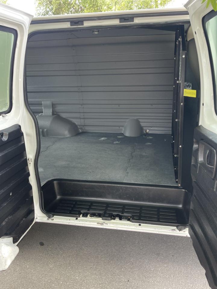2011 Chevrolet Express Cargo Van HEAVY DUTY 1 TON  ONLY 185,000 KMS - Photo #8