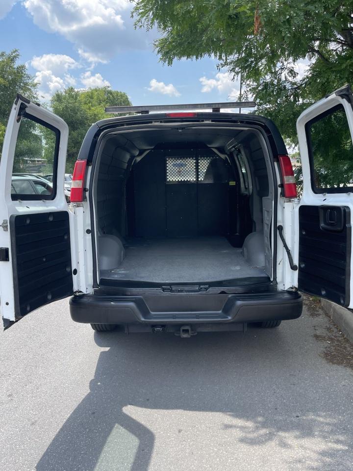 2011 Chevrolet Express Cargo Van HEAVY DUTY 1 TON  ONLY 185,000 KMS - Photo #9