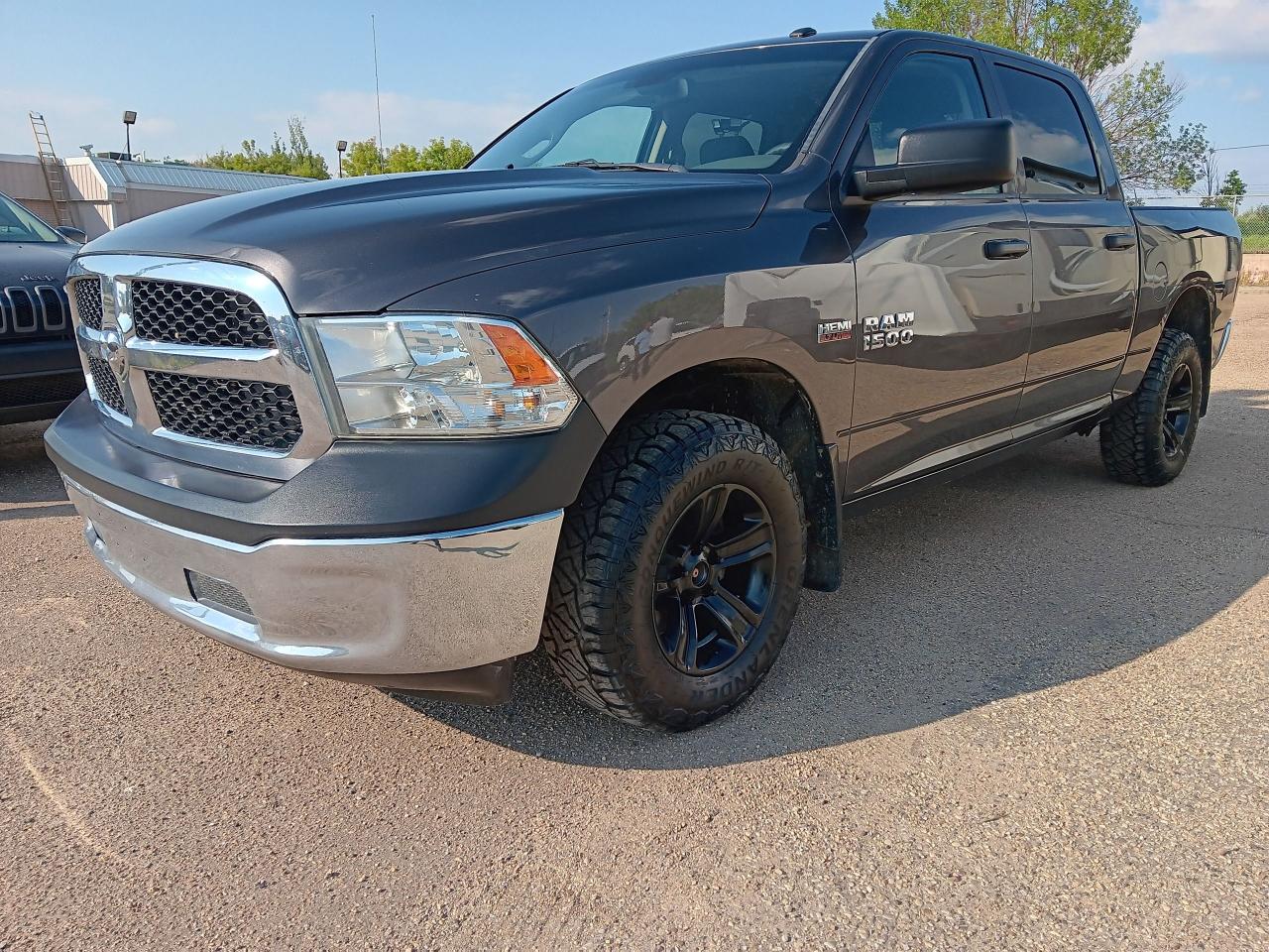 2017 RAM 1500 5.7 Hemi,  Crewcab 4x4, BU Cam, Tow Package