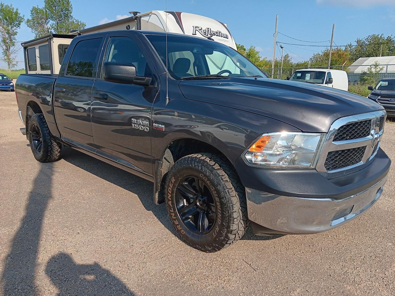 2017 RAM 1500 5.7 Hemi,  Crewcab 4x4, BU Cam, Tow Package - Photo #3