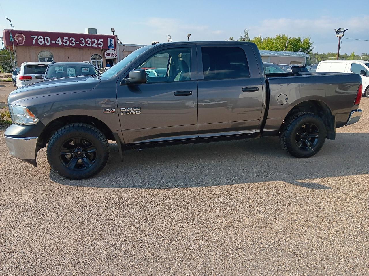 2017 RAM 1500 5.7 Hemi,  Crewcab 4x4, BU Cam, Tow Package - Photo #4