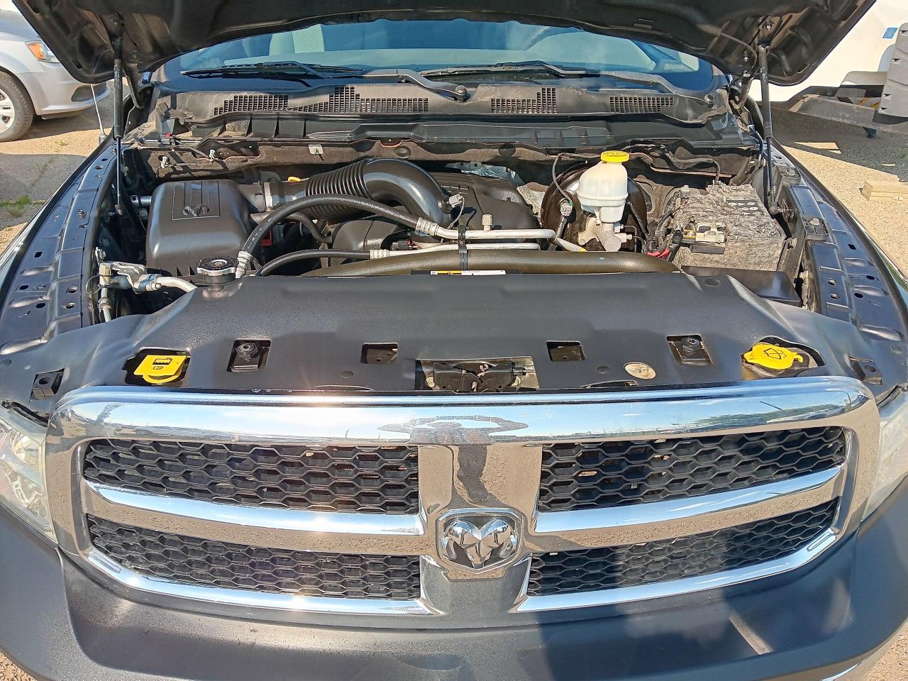 2017 RAM 1500 5.7 Hemi,  Crewcab 4x4, BU Cam, Tow Package - Photo #5