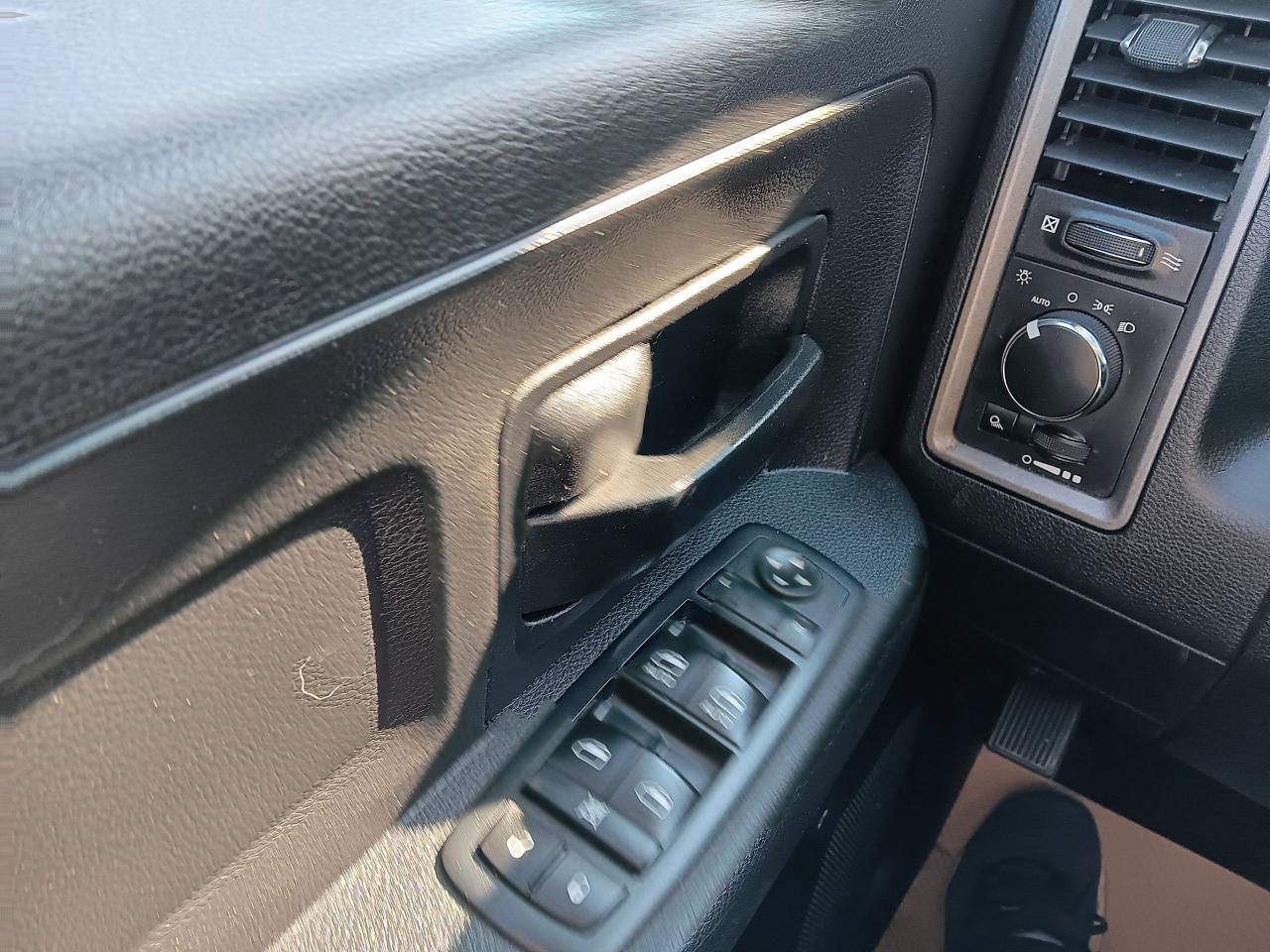 2017 RAM 1500 5.7 Hemi,  Crewcab 4x4, BU Cam, Tow Package - Photo #21