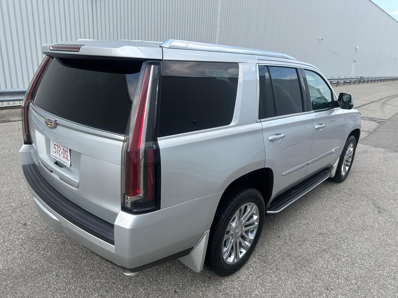 2015 Cadillac Escalade Premium Luxury 6.2L - 8 Passengers Photo4