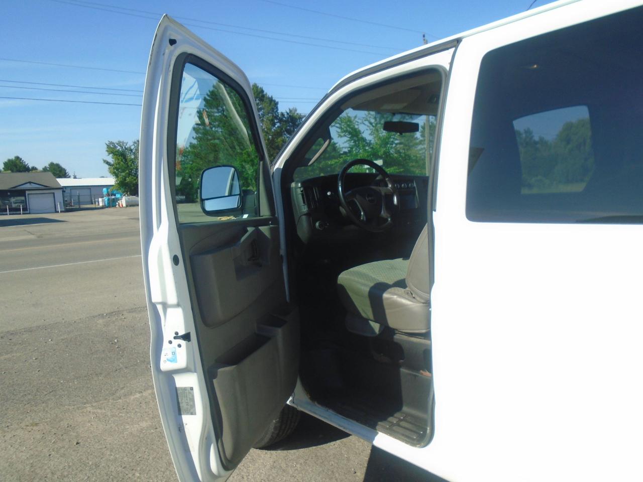 2016 GMC Savana Passenger RWD 3500 155  LT w-1LT - Photo #21