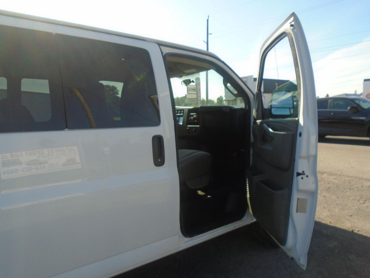 2016 GMC Savana Passenger RWD 3500 155  LT w-1LT - Photo #27