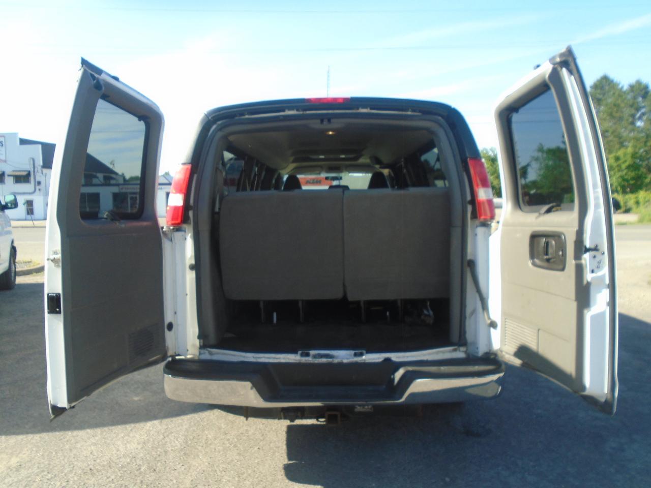 2016 GMC Savana Passenger RWD 3500 155  LT w-1LT - Photo #10