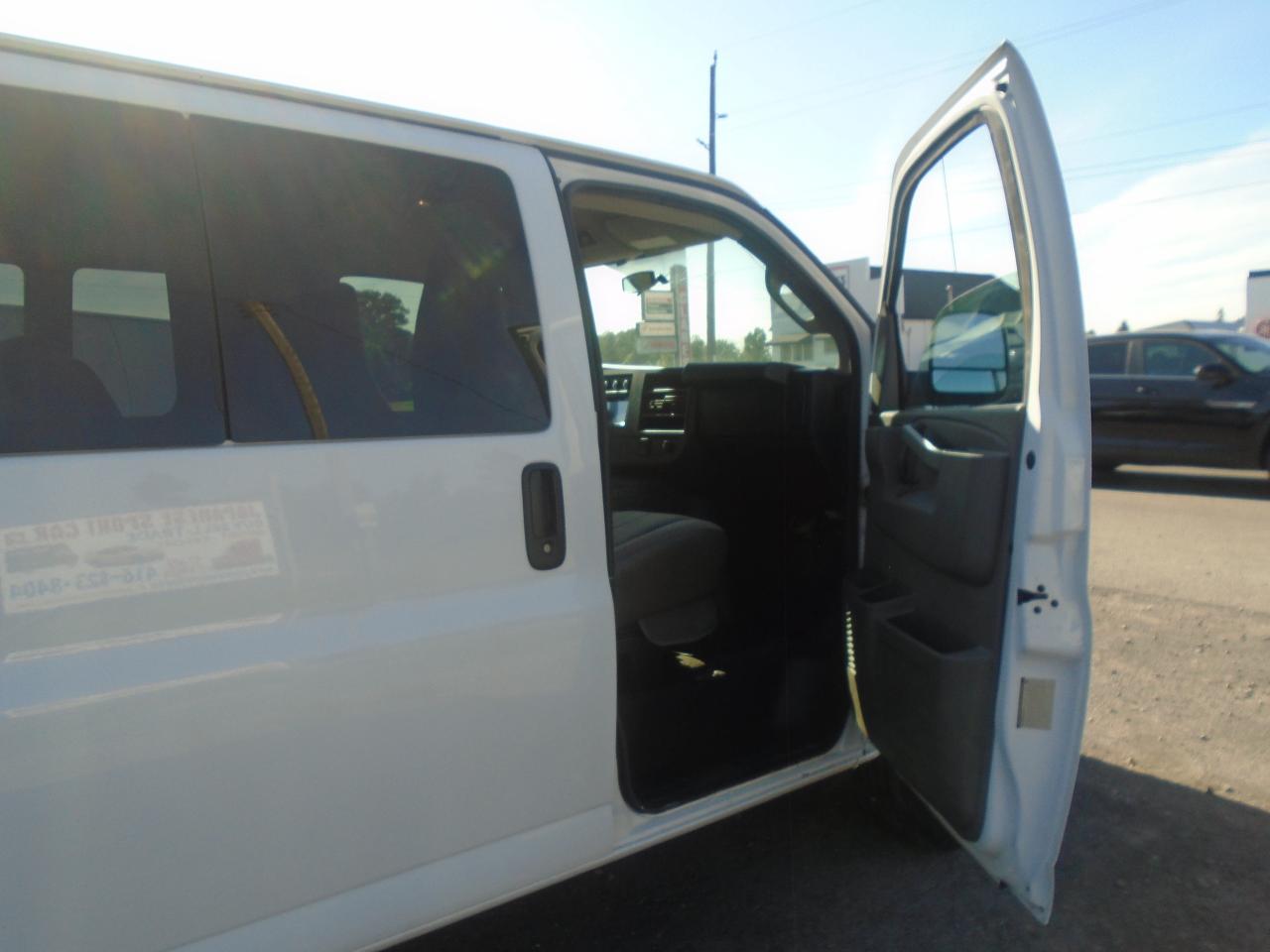 2016 GMC Savana Passenger RWD 3500 155  LT w-1LT - Photo #27