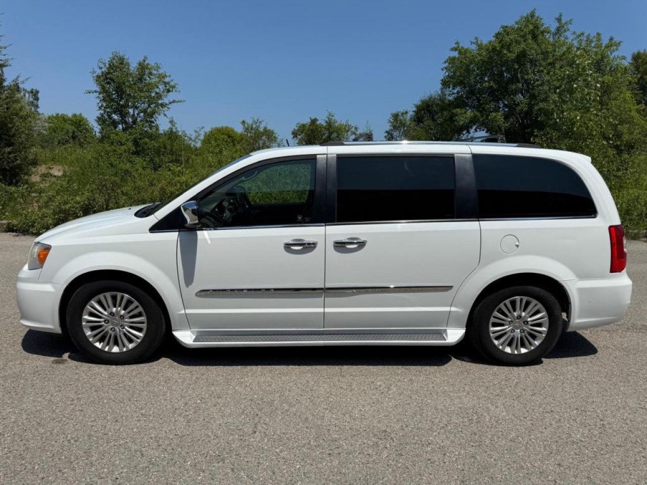 2014 Chrysler Town & Country LIMITED |TAN INTERIOR|SUNROOF|NAVI|BACK-UP CAM|POWER SLIDING DOORS| - Photo #3