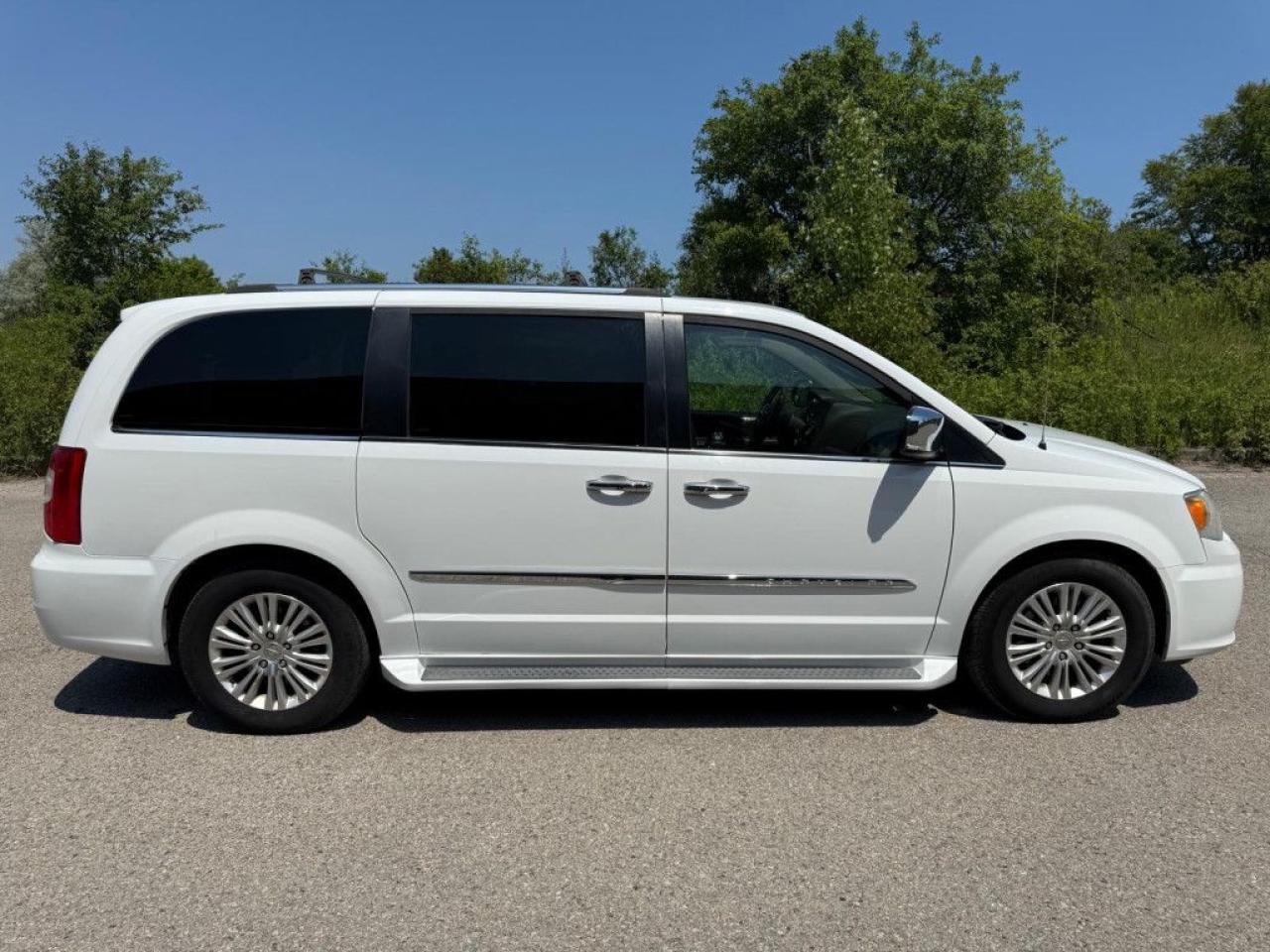 2014 Chrysler Town & Country LIMITED |TAN INTERIOR|SUNROOF|NAVI|BACK-UP CAM|POWER SLIDING DOORS| - Photo #7