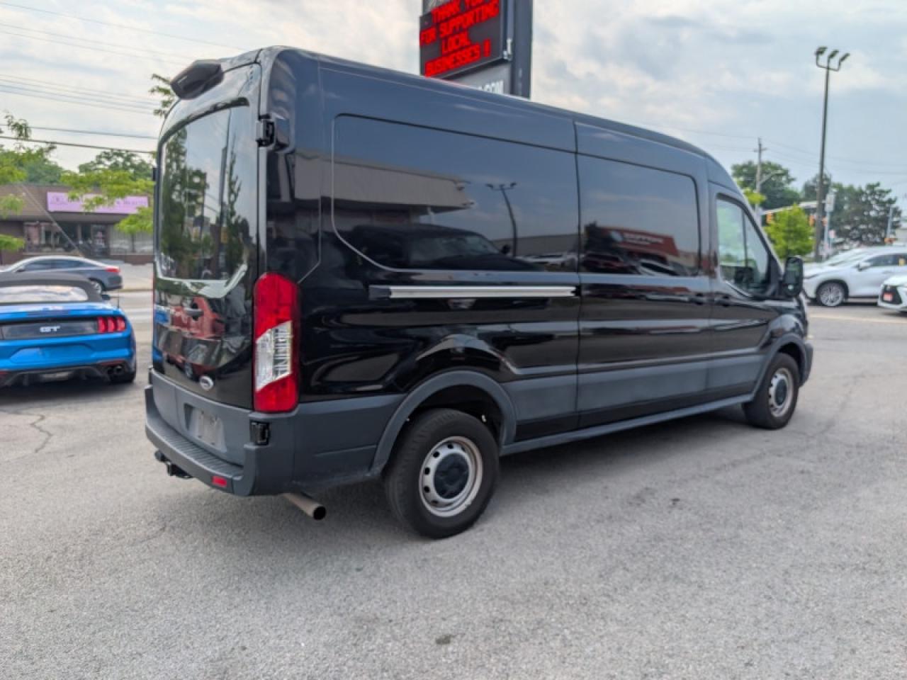 2022 Ford Transit Cargo Van MR Cargo RWD  **HD TRAILER TOW PKG** Photo4