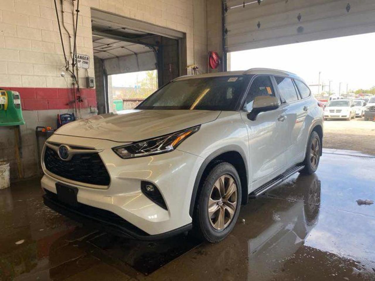 Used 2023 Toyota Highlander Hybrid XLE Bronze Edition | Adaptive Cruise | Sunroof | Apple CarPlay & Android Auto | and More ! for sale in Guelph, ON