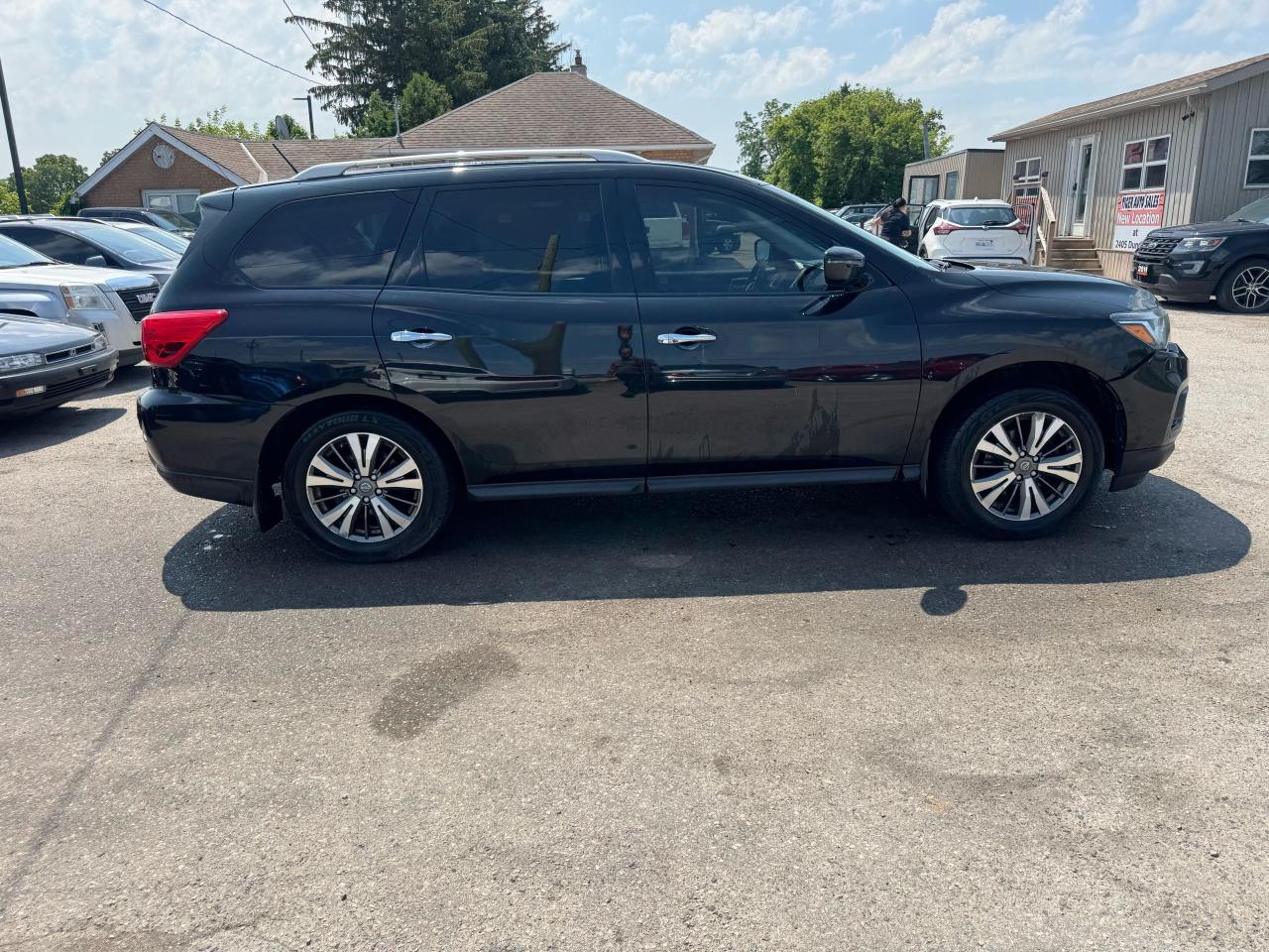 2017 Nissan Pathfinder SV - Photo #6