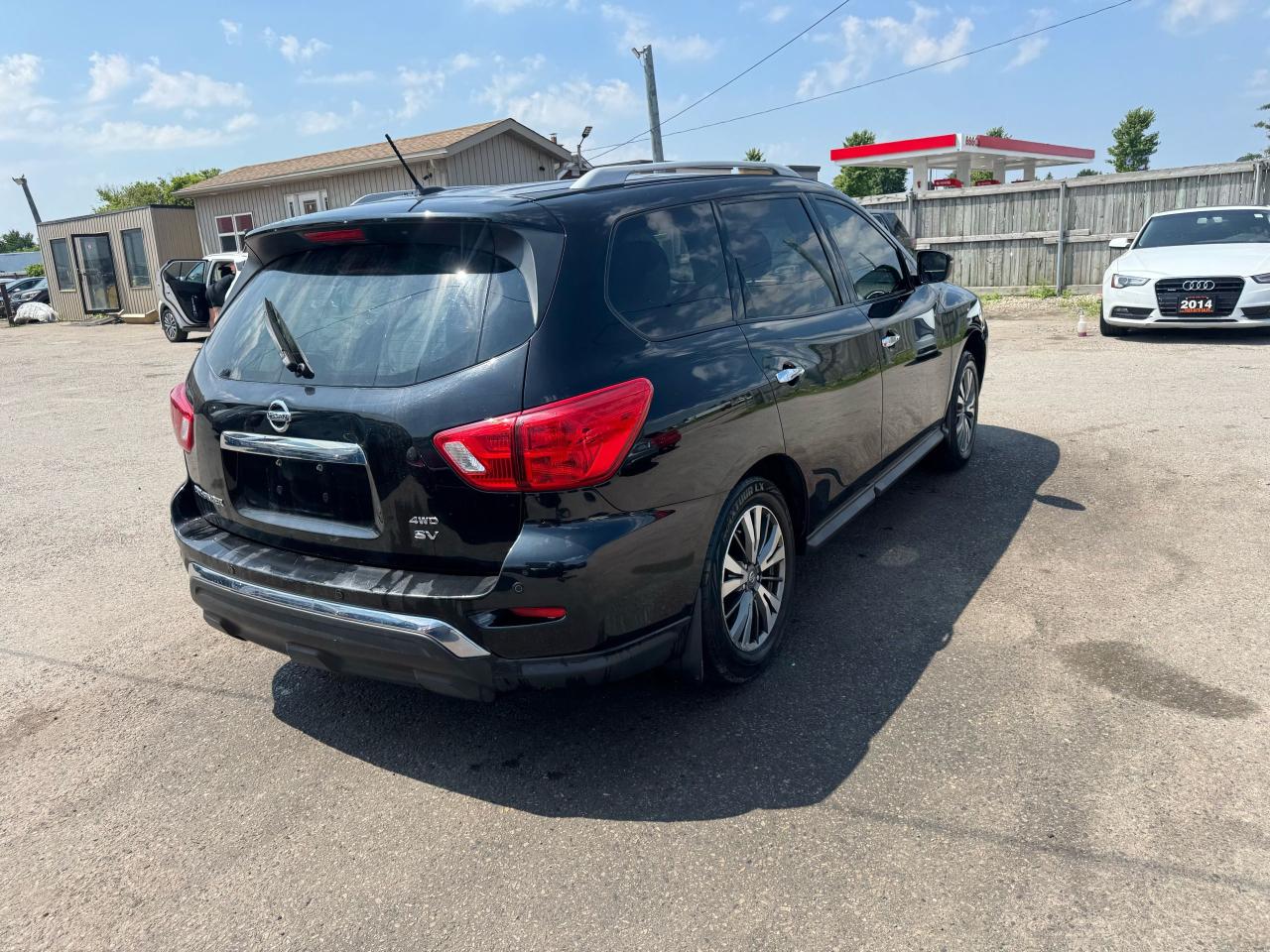 2017 Nissan Pathfinder SV - Photo #5