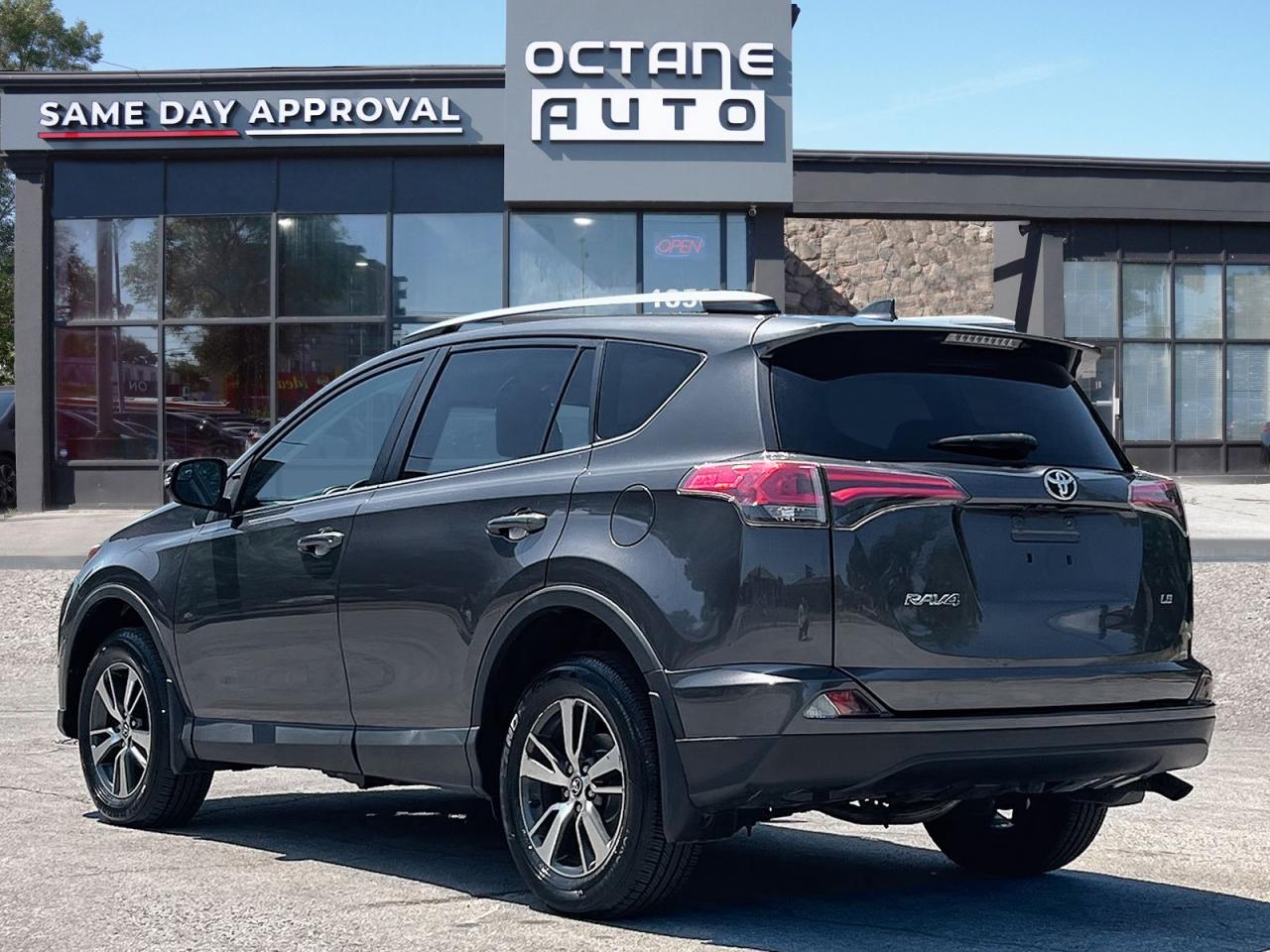 2018 Toyota RAV4 LE - Photo #4