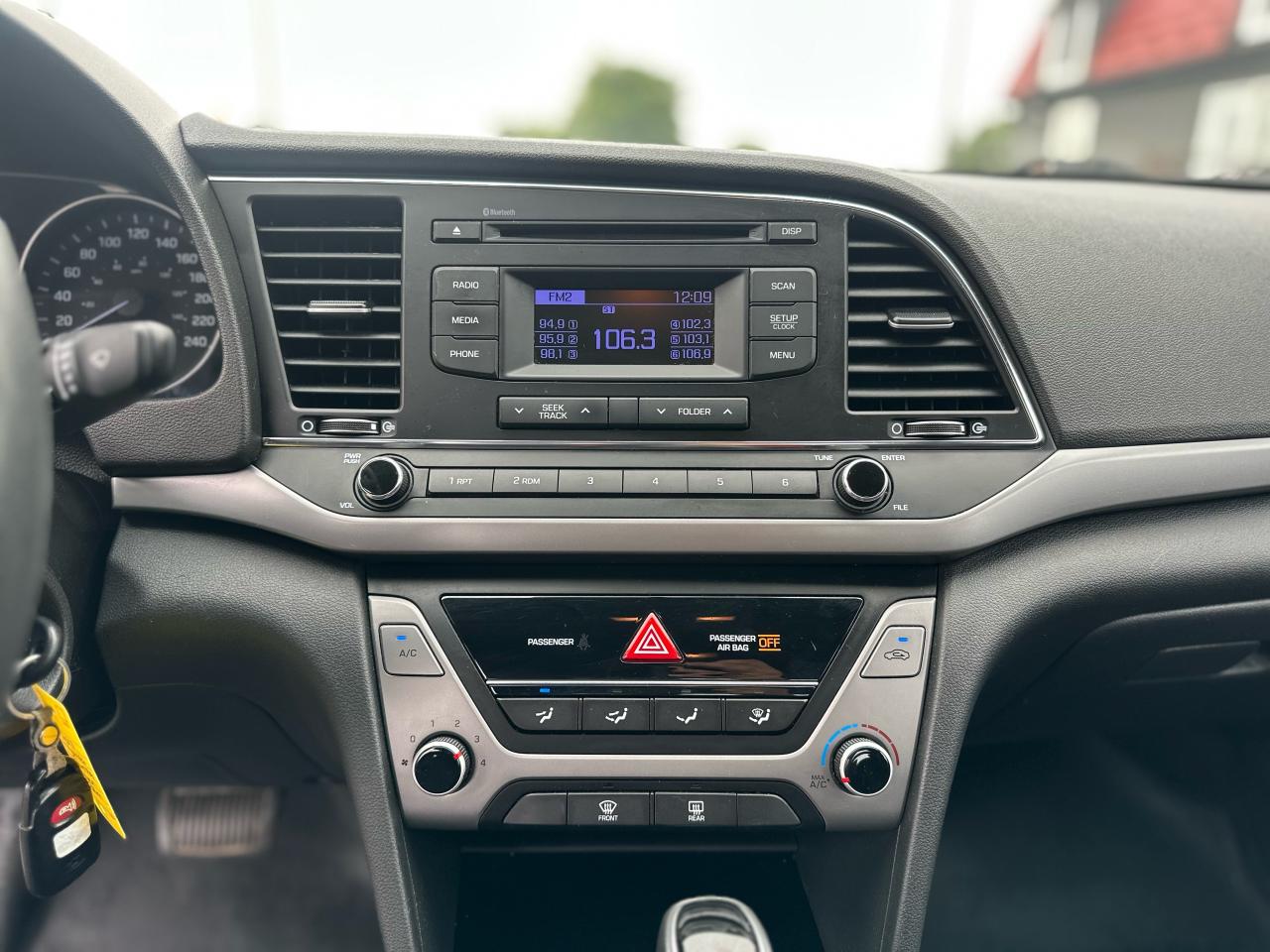 2017 Hyundai Elantra LE Photo38