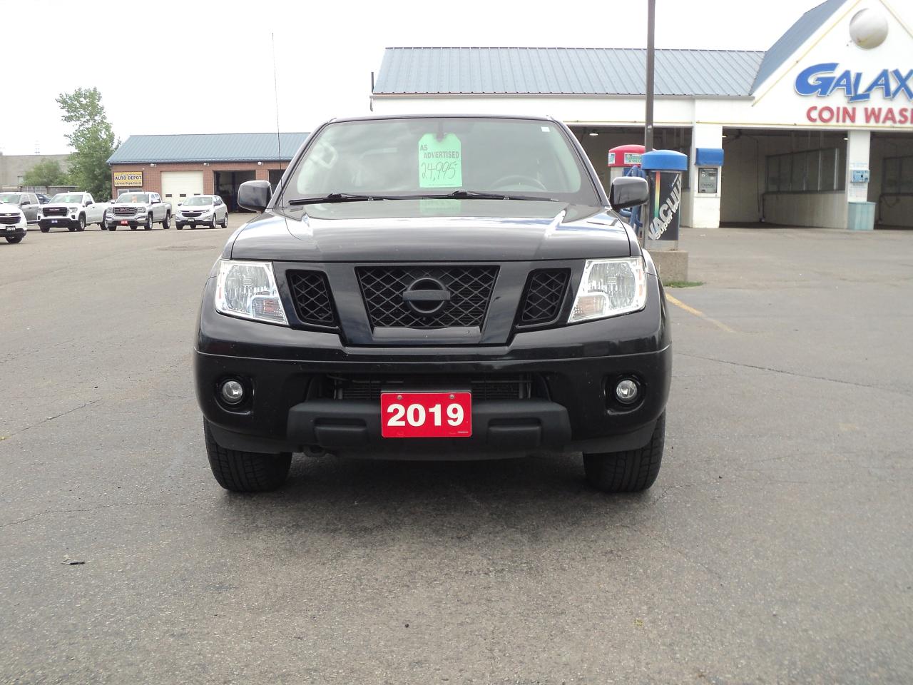 2019 Nissan Frontier SV Midnight Edition CrewCab 4x4 4.0L6cyl 6ftBox - Photo #3