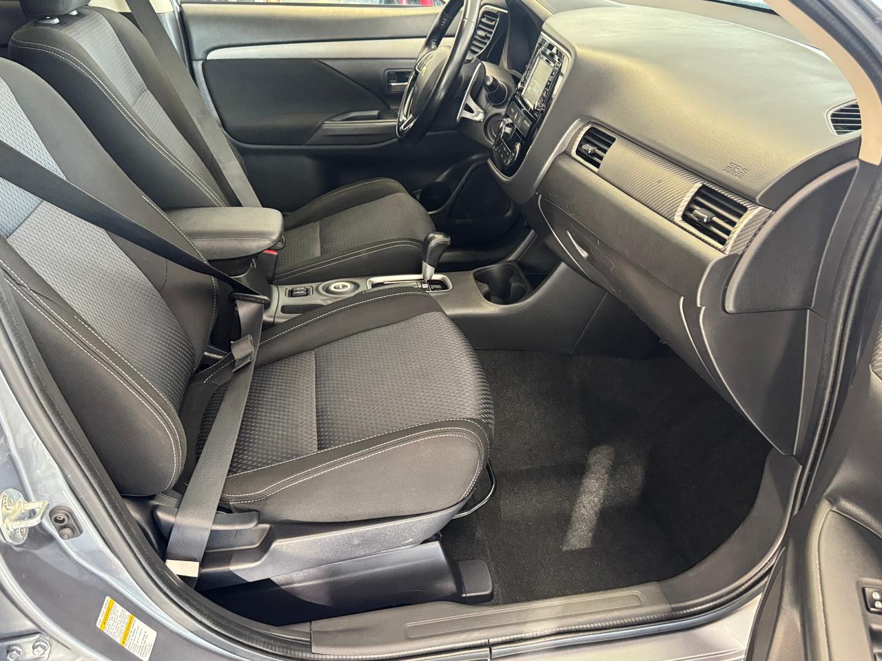 2016 Mitsubishi Outlander SE AWD 7 Passenger+New Tires+Brakes+Wheels+Camera Photo84