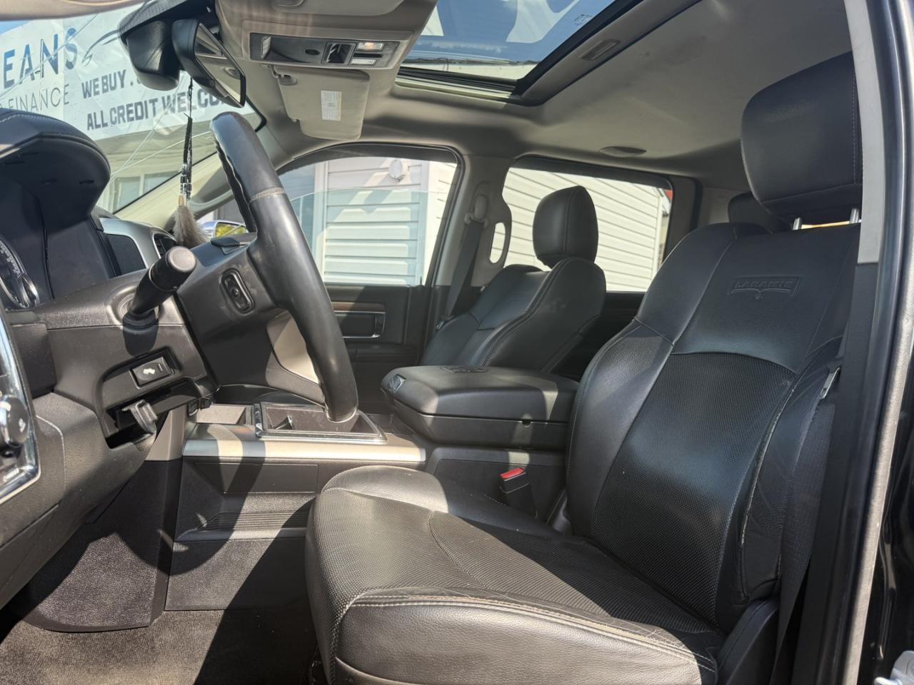 2015 RAM 1500 Laramie Crew Cab LWB 4WD - Photo #5