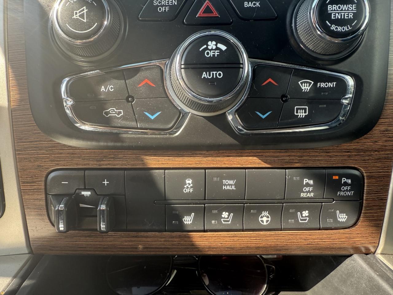 2015 RAM 1500 Laramie Crew Cab LWB 4WD - Photo #8