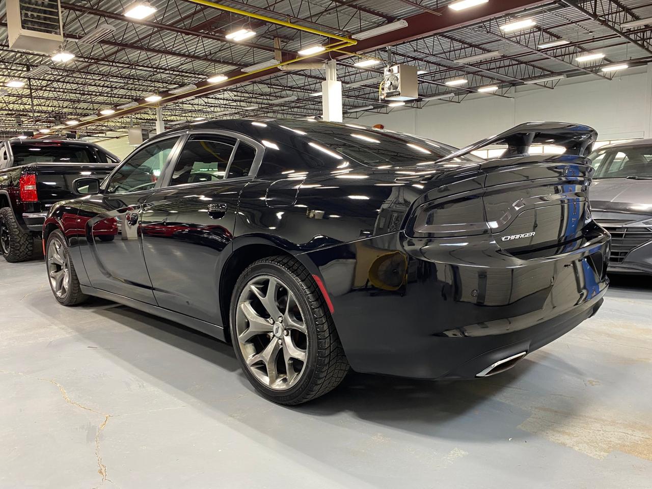 2017 Dodge Charger SXT - Photo #3