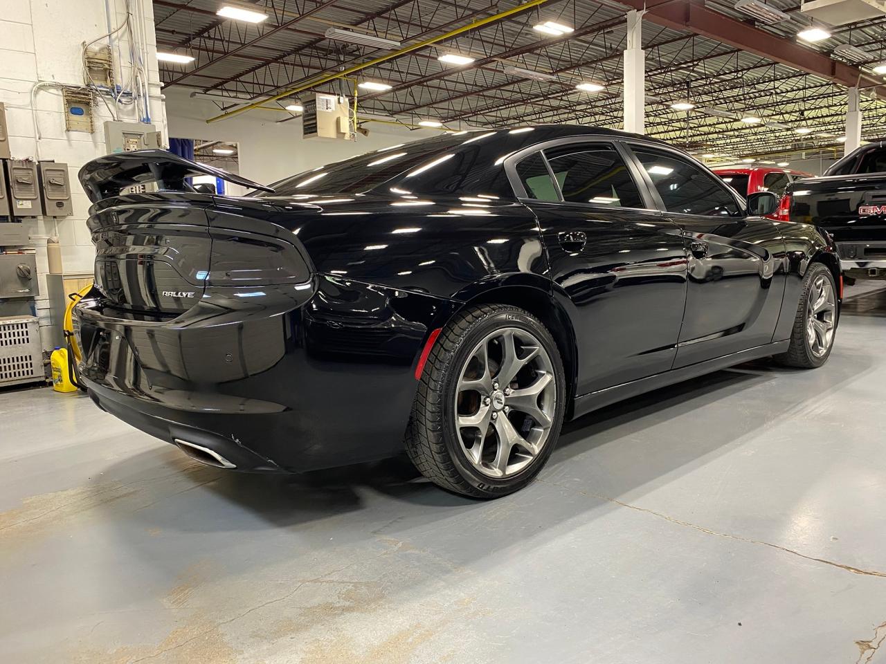 2017 Dodge Charger SXT - Photo #5