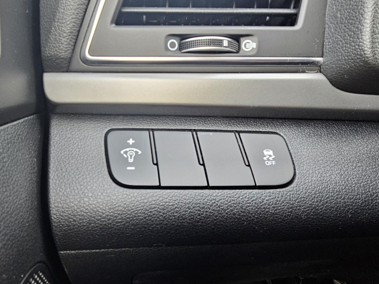 2018 Hyundai Elantra LE Auto, Auto, Bluetooth, A/C, Accident Free Photo