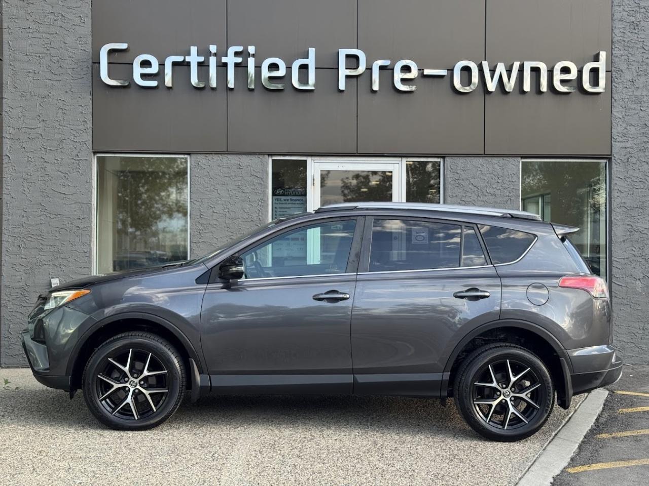 Used 2018 Toyota RAV4 SE w/ SUNROOF / LEATHER / AWD for sale in Calgary, AB