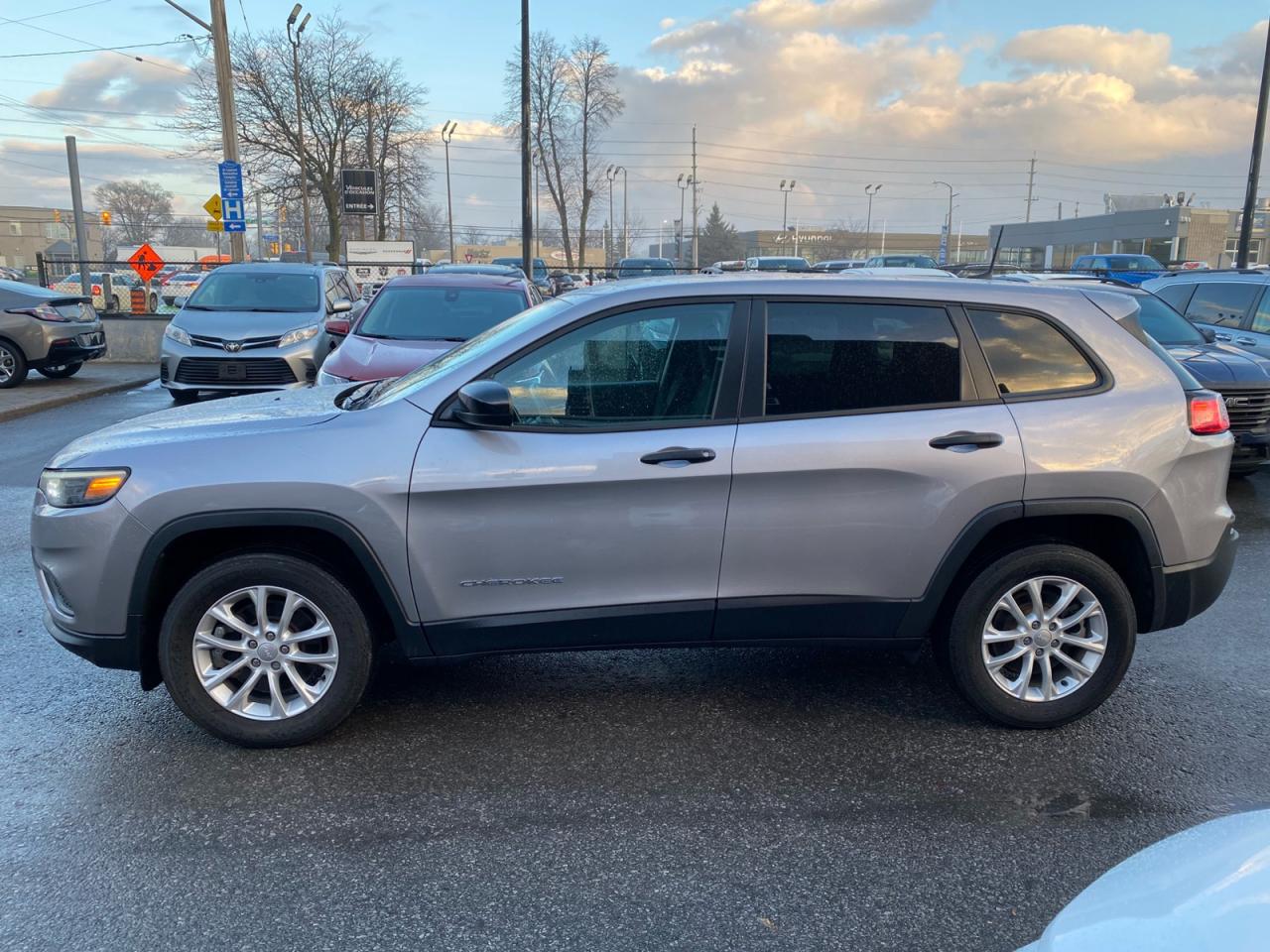 2022 Jeep Cherokee Sport | 4X4 | Apple CarPlay | Android Auto Photo