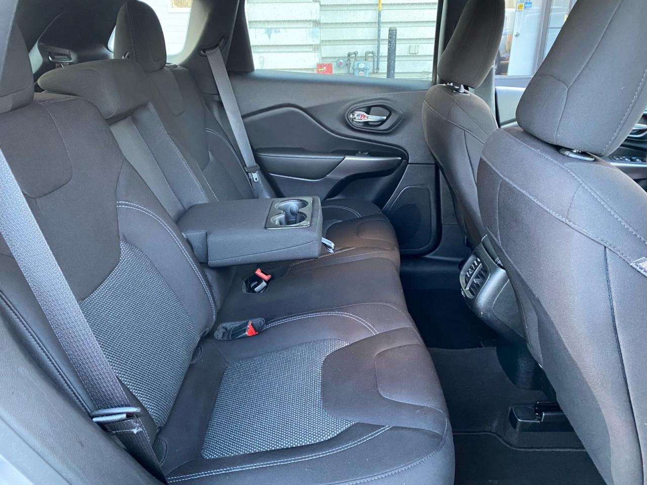 2022 Jeep Cherokee Sport | 4X4 | Apple CarPlay | Android Auto Photo