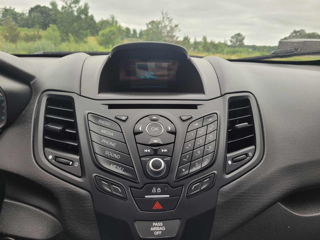 2017 Ford Fiesta SE Photo11