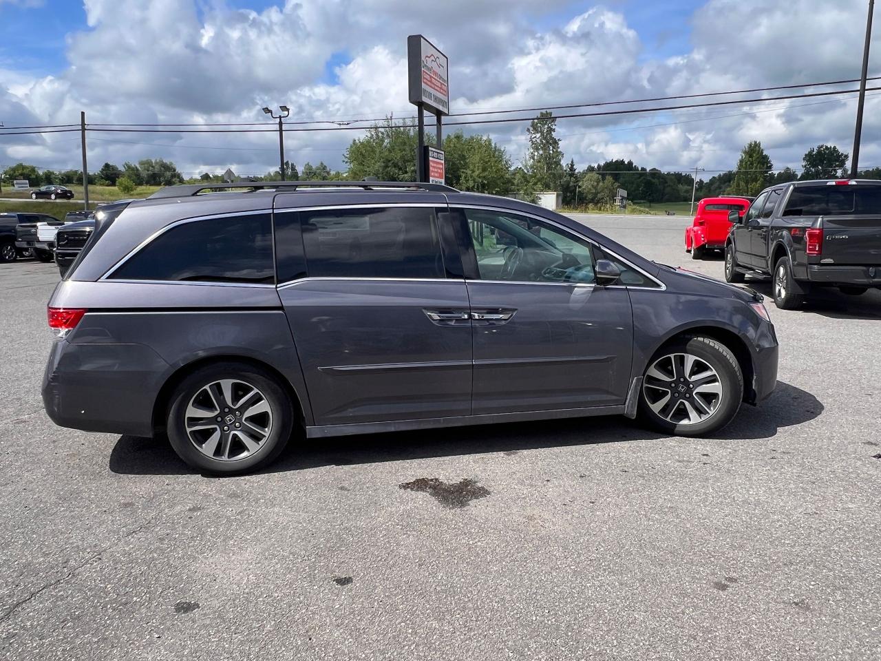 2016 Honda Odyssey Touring - Photo #4