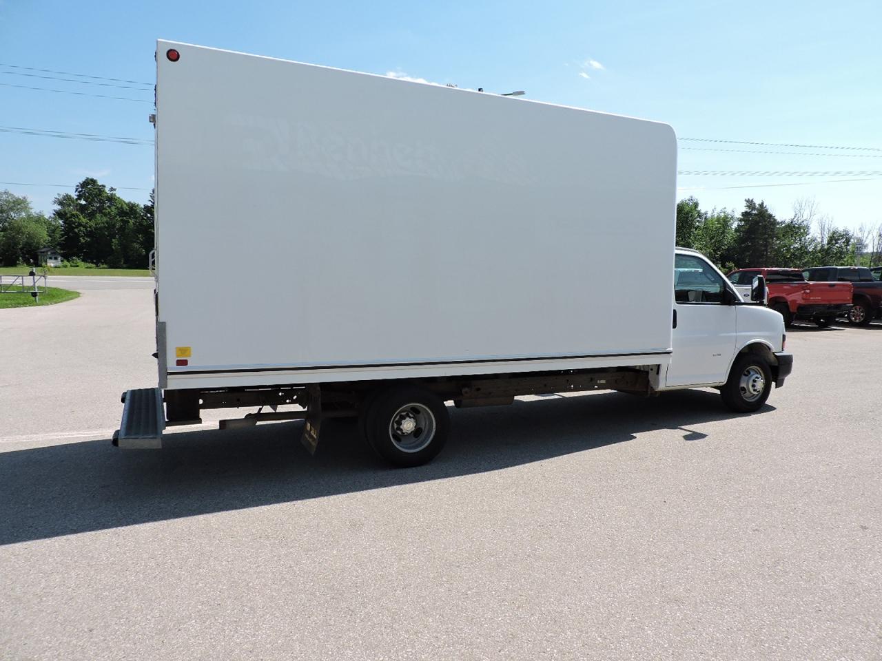 2020 Chevrolet Express 3500 Van 6.0L V8  16X7 Foot Box New Brakes! Photo4