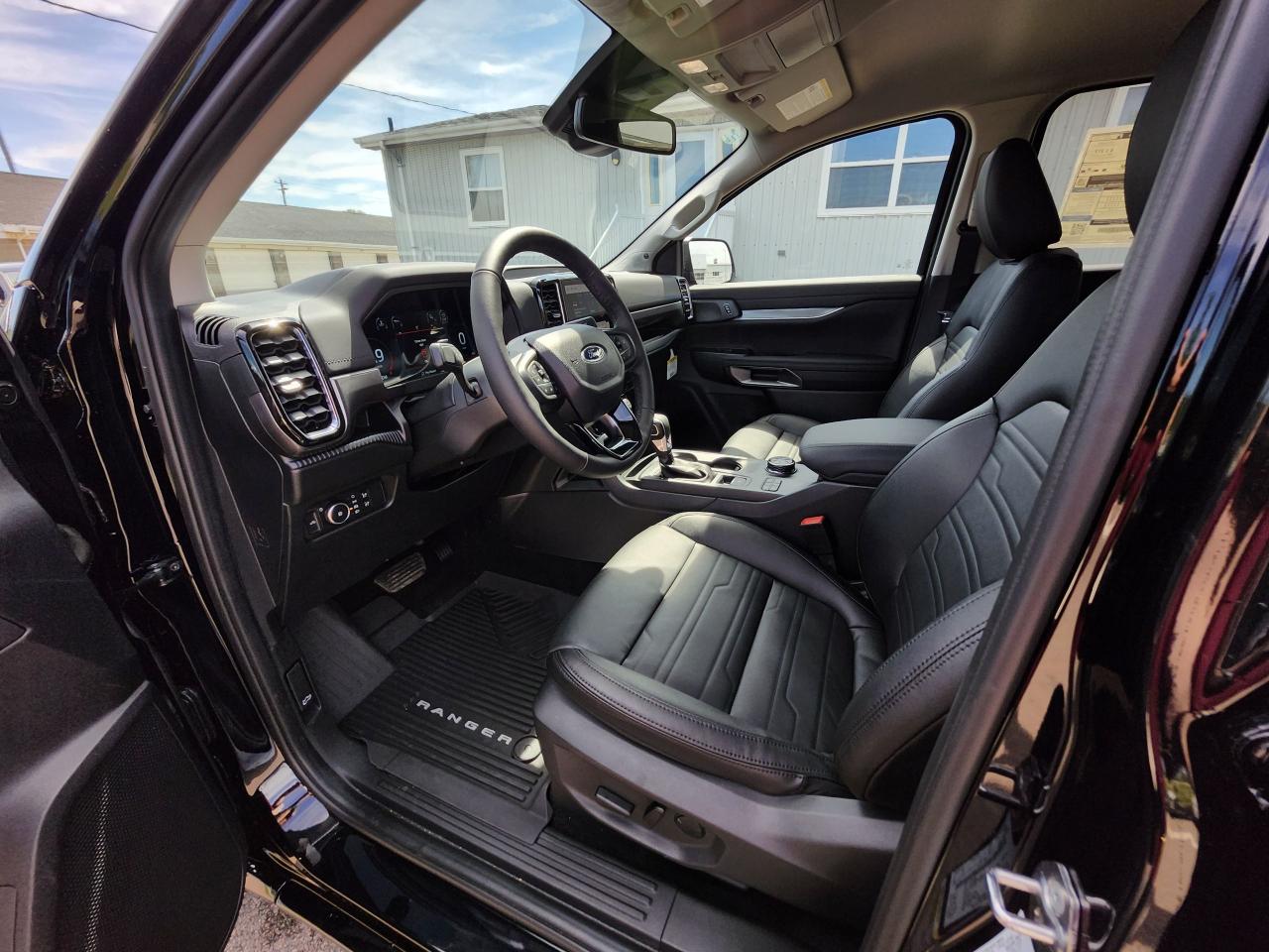 2025 Ford Ranger LARIAT 4WD SuperCrew 5' Box Photo5