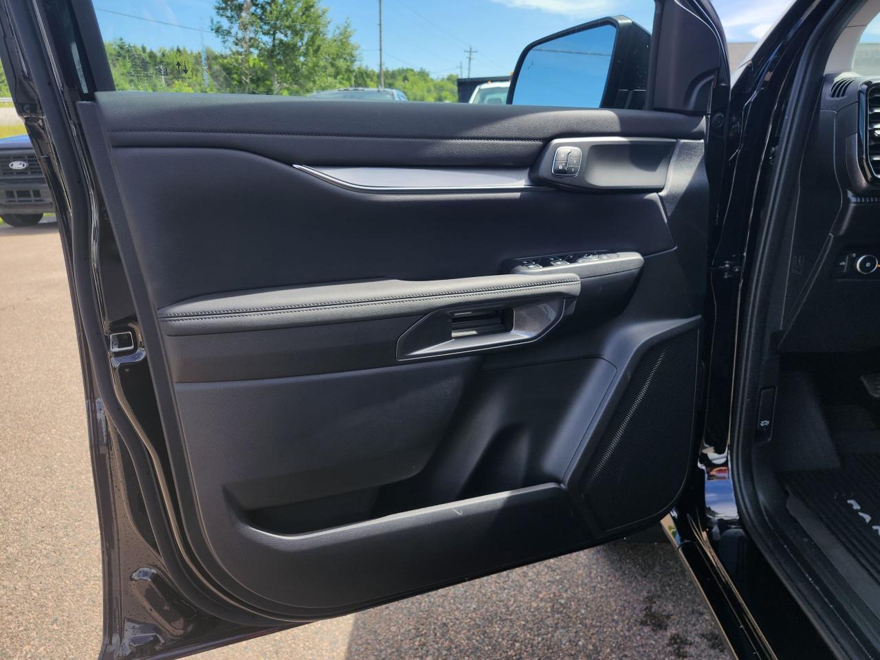 2025 Ford Ranger LARIAT 4WD SuperCrew 5' Box Photo5