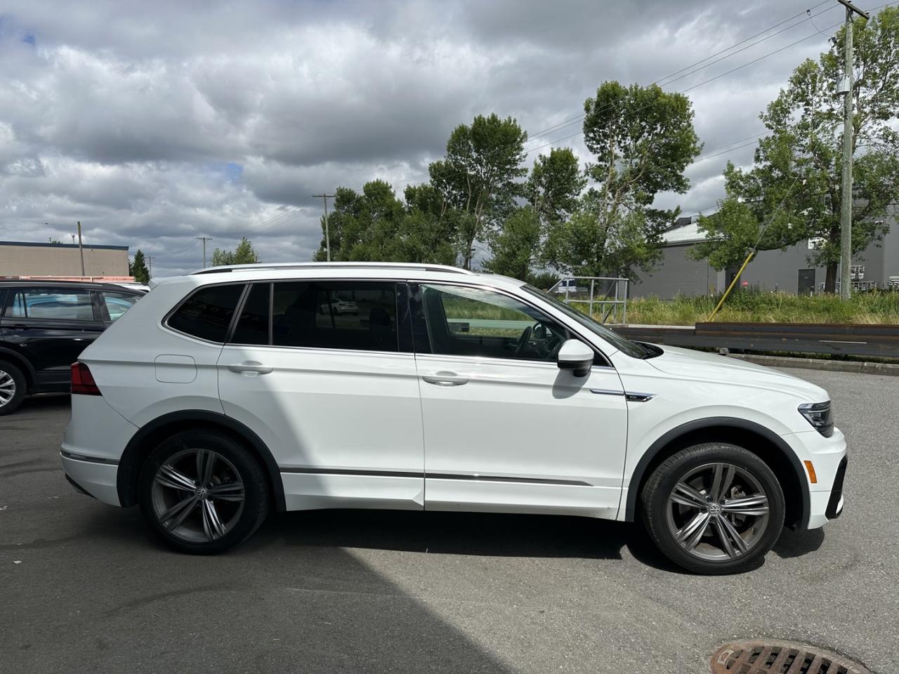 2020 Volkswagen Tiguan Highline 4Motion Accident Free, BC Local, like new - Photo #5