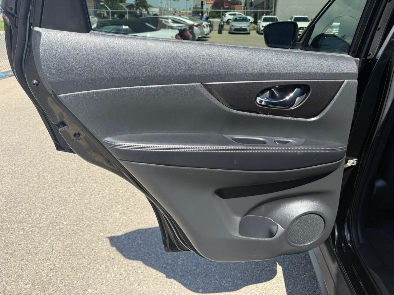 2019 Nissan Rogue SV AWD | **HAIL SALE** | Low KMs | Clean Carfax - Photo #11