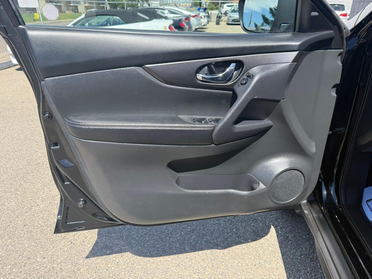 2019 Nissan Rogue SV AWD | **HAIL SALE** | Low KMs | Clean Carfax - Photo #16