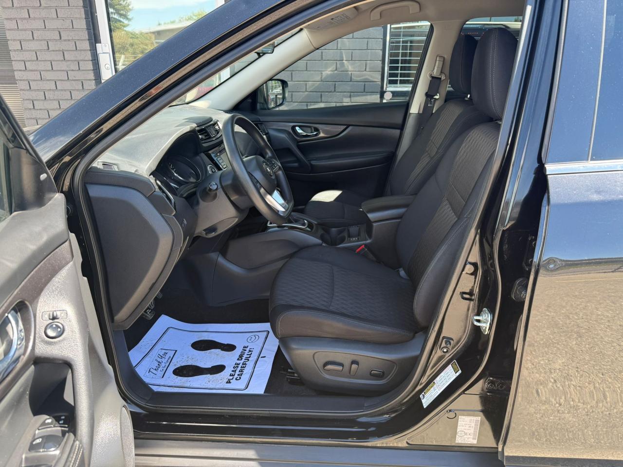 2019 Nissan Rogue SV AWD | **HAIL SALE** | Low KMs | Clean Carfax - Photo #17