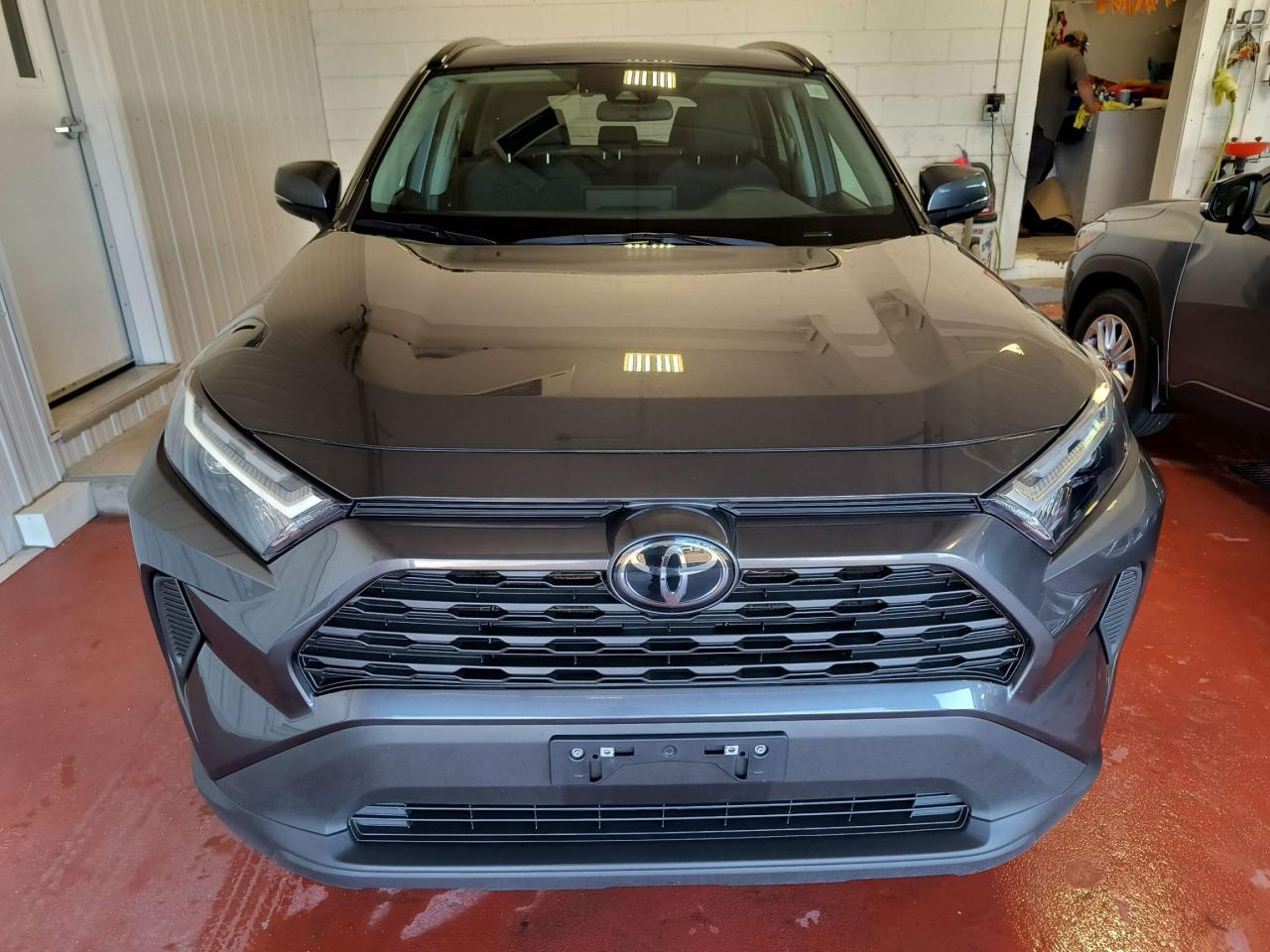 2022 Toyota RAV4 XLE Photo2