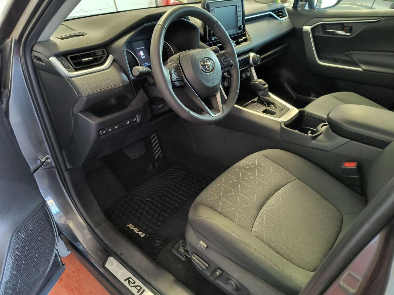 2022 Toyota RAV4 XLE Photo
