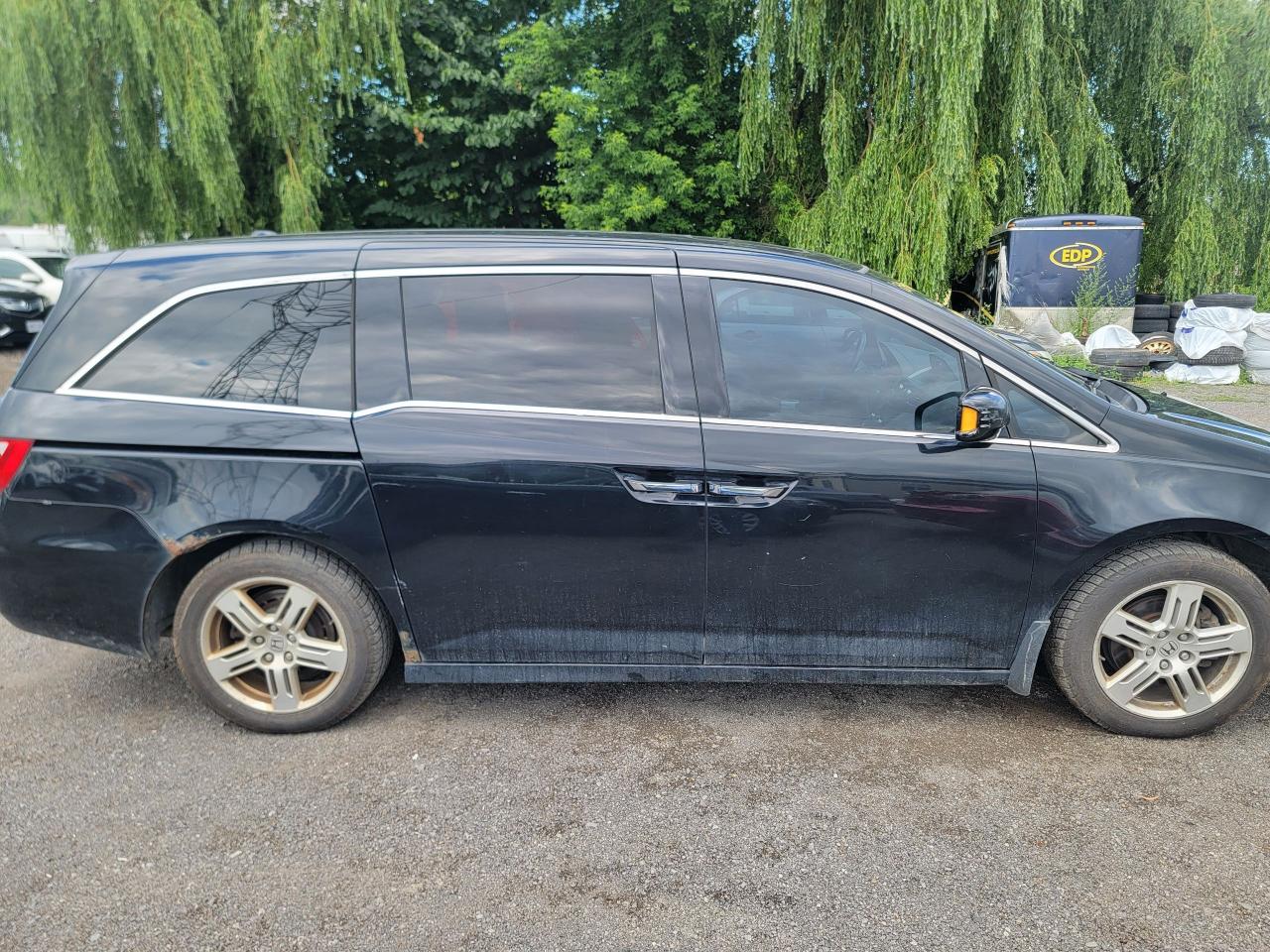 2011 Honda Odyssey Touring Photo2