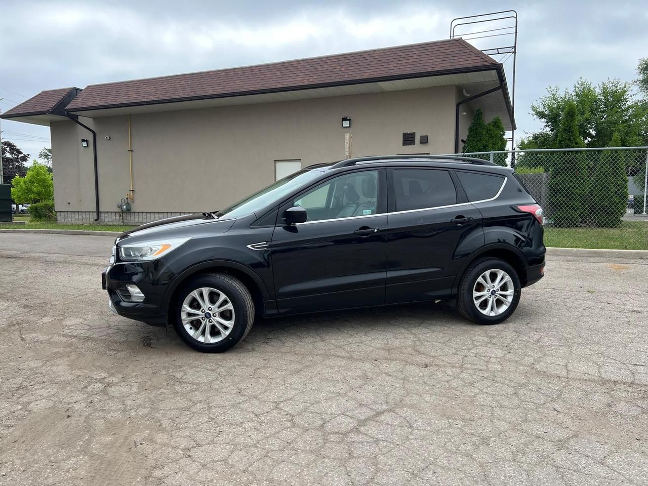 2018 Ford Escape FULLYLOADED AWD NOACCIDENT NAVI SUNROOF BACKUP CAM Photo2