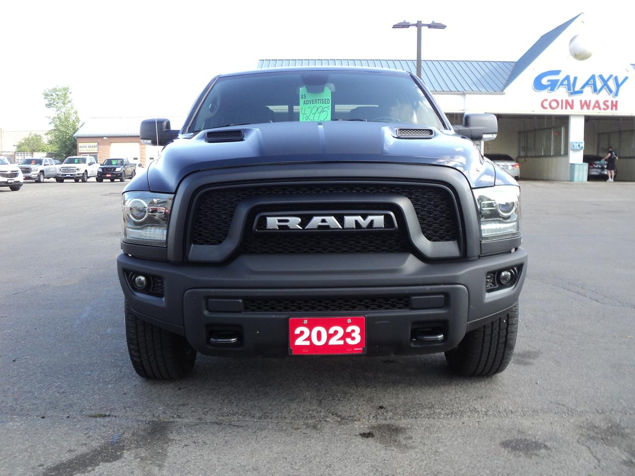 2023 RAM 1500 Classic WARLOCK CREWCAB 4X4 5.7L Hemi 5'7" BOX - Photo #3