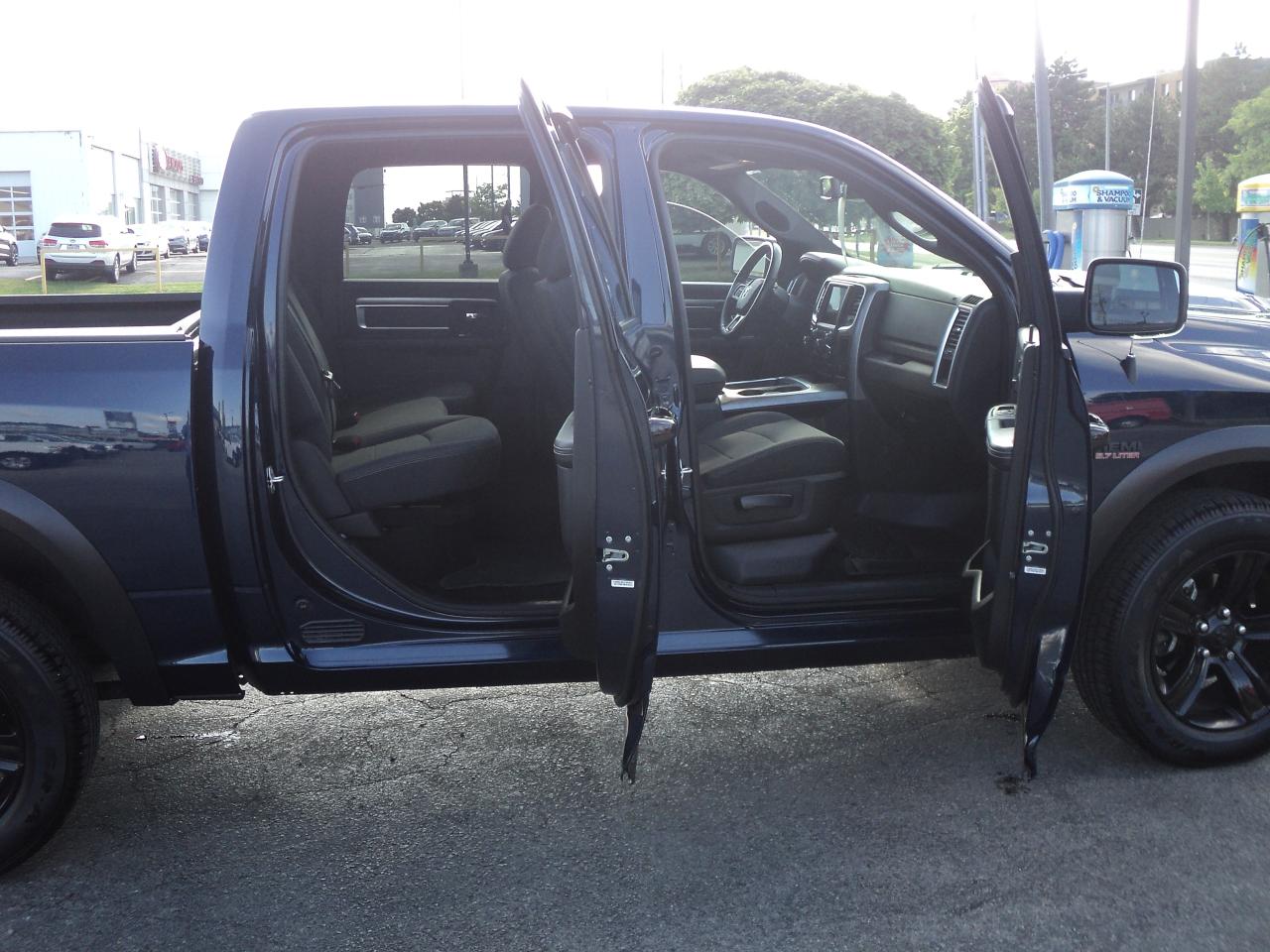 2023 RAM 1500 Classic WARLOCK CREWCAB 4X4 5.7L Hemi 5'7" BOX - Photo #11