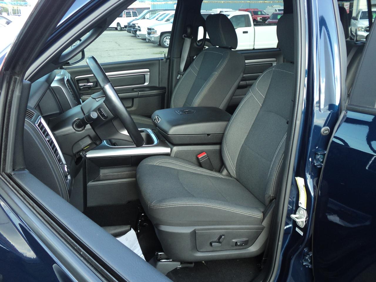 2023 RAM 1500 Classic WARLOCK CREWCAB 4X4 5.7L Hemi 5'7" BOX - Photo #12