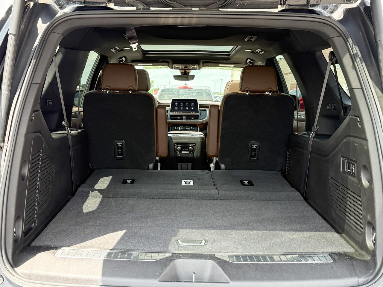2021 Chevrolet Suburban High Country 6.2L V8 WITH REMOTE START/ENTRY, SUNROOF, HEATED/VENTILATED SEATS, HEATED STEERING WHEEL, BOSE SOUND SYSTEM, POWER LIFTGATE, POWER FOLDING SEATS, APPLE CARPLAY AND ANDROID AUTO Photo